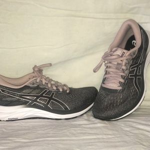 Woman’s pink and gray ASICS 7 1/2 tennis shoes